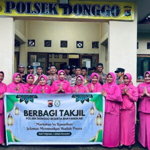 Meraih Keberkahan Polsek Donggo Bersama Bhayangkari Bagikan Takjil Berbuka Puasa