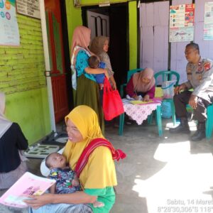 Bhabinkamtibmas Nungga Dampingi Pelayanan Posyandu, Sampaikan Himbauan Kamtibmas
