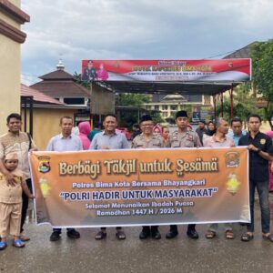 Wujud Kepedulian di Bulan Ramadhan, Sat Reskrim dan Bhayangkari Polres Bima Kota Berbagi Takjil