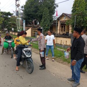 Tebar Kebaikan di Bulan Suci, Polsek Moyo Hulu Bagikan 200 Takjil di Jalur Lintas Sumbawa-Lunyuk