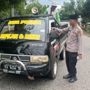 Indahnya Kebersamaan dan Berbagi, Gabungan Sat Fungsi Polres Bima Kabupaten Bagikan Takjil Berbuka