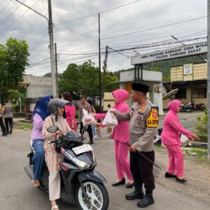 Kapolres Sumbawa Barat Beserta Jajaran dan Ketua Byangkari Berbagi Takjil Kepada Masyarakat