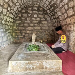 Junjung Petuah “Mbojo Dana Ma Mbari”, Kapolres Bima Kota AKBP Mubiarto Ziarah Makam Sultan di Dana Teraha