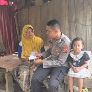 Sederhana Namun Bermakna, Bhabinkamtibmas Polsek Woha Salurkan Bantuan Sembako Bagi Lansia