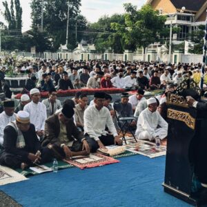Kapolres Bima Kota Bersama Forkopimda dan Masyarakat Laksanakan Sholat Idul Fitri di Halaman Kantor Wali Kota