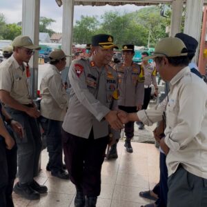 Kapolres Sumbawa Barat Melaksanakan Pemantauan Arus Balik Mudik di Pelabuhan Poto Tano
