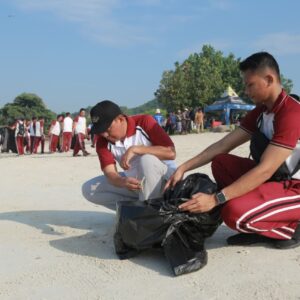 Kapolda NTB Pimpin Aksi Bersih Pantai di Tanjung Aan, Dorong Kepedulian Lingkungan