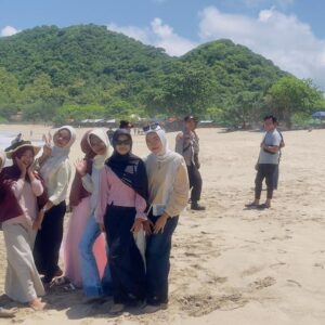 Pengunjung Pantai Wane Melonjak, Polsek Monta Sigap Melakukan Patroli dan Pengamanan