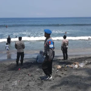 ‎Kapolda NTB Pimpin Kegiatan Bersih-Bersih di Pantai Aan Dukung Program Asri Presiden RI. ‎