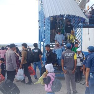 Polsek Kawasan Pelabuhan Laut Bima Amankan Kedatangan KM Tilongkabila di Pelabuhan Bima