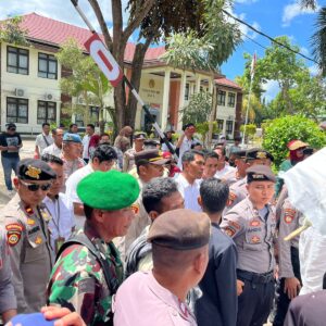 Aksi Unjuk Rasa di PN Dompu Berjalan Kondusif, Polisi Lakukan Pengamanan Maksimal