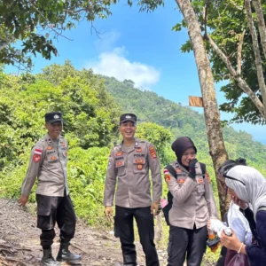 Ribuan Wisatawan Padati Sekotong, Polisi Siaga Kawal Tradisi Lebaran Topat 2026