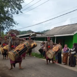 Kawal Tradisi Sasak, Personel Polsek Sekotong Berhasil Amankan Rombongan Nyongkolan dari Praya