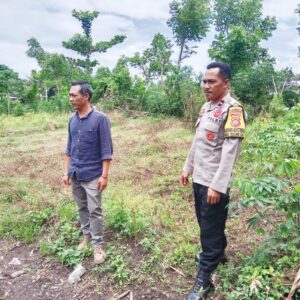 Bhabinkamtibmas Desa Kuang Baru Sambangi Warga, Ajak Manfaatkan Lahan Dukung Ketahanan Pangan