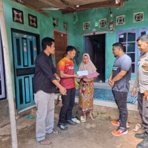 Bhabinkamtibmas Kelayu Jorong Salurkan Bantuan Kedukaan, Wujud Kepedulian kepada Warga