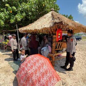 Polres Loteng Pastikan Kenyamanan Masyarakat Saat Libur Lebaran di Pantai Aan Mandalika. ‎