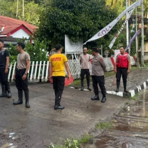 Aksi Cepat Polsek Batulayar Evakuasi Pengendara dan Pantau Luapan Sungai Saat Banjir Melanda