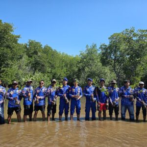 Sahabat Polairud NTB Beraksi: Tanam Mangrove dan Bersih Pantai di Poto Tano