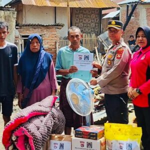 Hadirkan Seuntai Senyuman, Polsubsektor Palibelo Gerak Cepat Salurkan Bantuan Bagi Korban Kebakaran