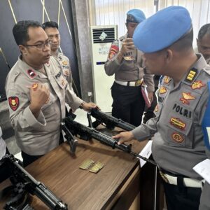 Tegakkan Disiplin Personel, Senpi Inventaris SPKT Polres Sumbawa Jalani Pemeriksaan Berkala
