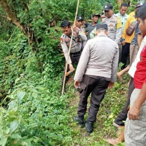 Personel Polsek Donggo Bantu Evakuasi Korban Tersengat Listrik di Desa Bumi Pajo Donggo