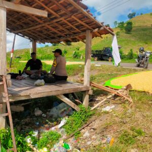 Bhabinkamtibmas Desa Jala Turun ke Lapangan, Pastikan Hasil Panen Aman dan Optimal