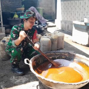 Babinsa Karang Bayan Dorong Inovasi Pengrajin Gula Aren Hadapi Peluang Pasar