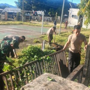Personel Polsek Jereweh bersama Warga Gotong Royong Jaga Kebersihan Fasilitas Umum
