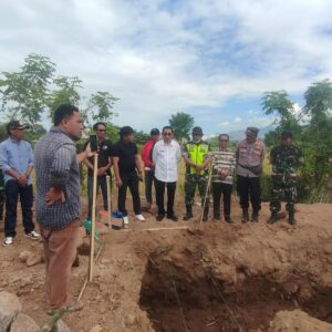 Sinergi Polri Sukseskan Program Pemerintah, Kapolsek Bolo Hadiri Peletakan Batu Pertama KDKMP Desa Nggembe