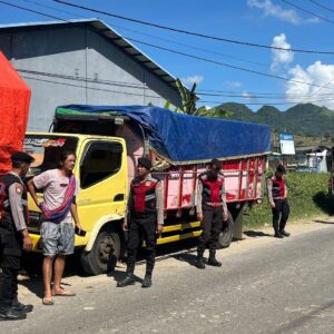Patroli KRYD, Satsamapta Polres Bima Kabupaten Bantu Jemur Padi Warga