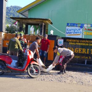 Gotong Royong Bersihkan Fasilitas Umum, Bhabinkamtibmas Desa Tamekan Ajak Warga Perkuat Kebersamaan
