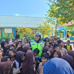 Unit Kamsel Satlantas Polres Bima Kota Edukasi Pelajar SDN 28 Melayu melalui Program Police Goes To School