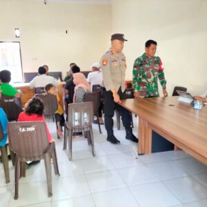 Bhabinkamtibmas Arab Kenangan Dampingi Penyaluran Buku Rekening dan Kartu KSB Maju Di Desa binaan