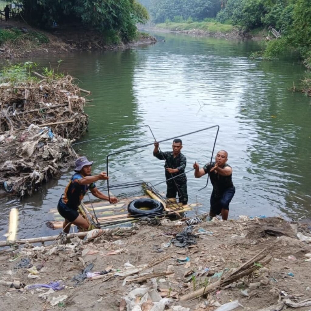 Perjuangan Kodim 1606 Angkut Material Lewat Sungai