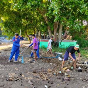 Sat Polairud Polres Sumbawa Bersama Warga Gelar Giat ASRI di Kawasan Pesisir Pantai Amanwana
