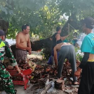 TNI dan Warga Bersihkan Pantai Gili Genting Sekotong