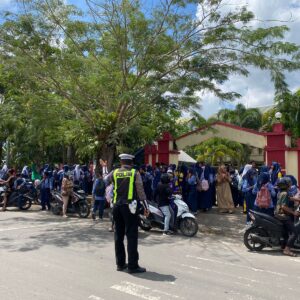 SAT LANTAS POLRES DOMPU LAKSANAKAN STRONG POINT SIANG, WUJUDKAN KAMSELTIBCAR LANTAS YANG AMAN