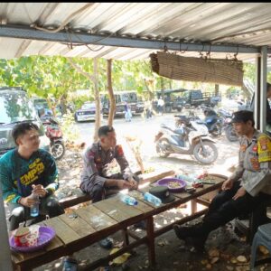 Polsek Sambelia Gelar Patroli di Objek Wisata Pantai Purwakarya, Jaga Keamanan Pengunjung