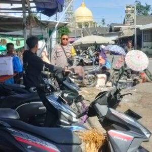 Bhabinkamtibmas Desa Teratak Intensifkan Pengamanan dan Dialog di Pasar Tradisional