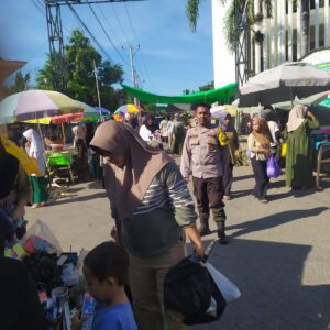 Bhabinkamtibmas Desa Surabaya Laksanakan Pengamanan Pasar Senin dan Pengaturan Arus Lalu Lintas