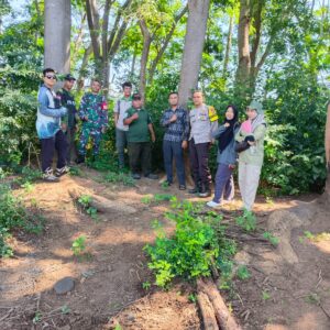 Bhabinkamtibmas Desa Dara Kunci Dampingi Polisi Hutan Cek Kayu Warga yang Akan Ditebang