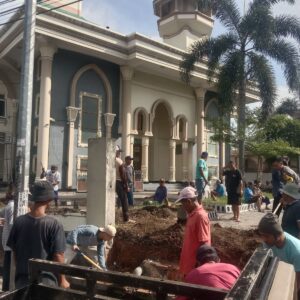 Tiga Bhabinkamtibmas Polsek Sikur Gotong Royong Bersama Warga di Masjid Islahul Muslimin