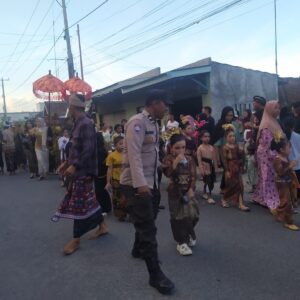 Bhabinkamtibmas Desa Surabaya Laksanakan Pengamanan dan Monitoring Acara Adat Nyongkolan