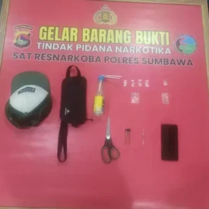 Kerap Transaksi Dirumahnya, Polres Sumbawa Ringkus Pengedar di Plampang dan Amankan 5 Poket Sabu