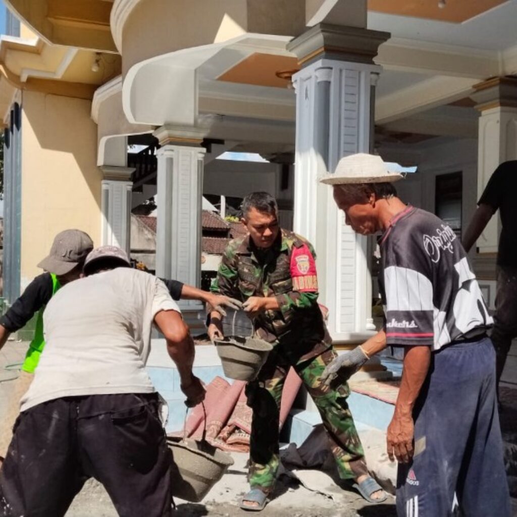 Babinsa Gerung Bangun Kebersamaan Lewat Pembangunan Masjid