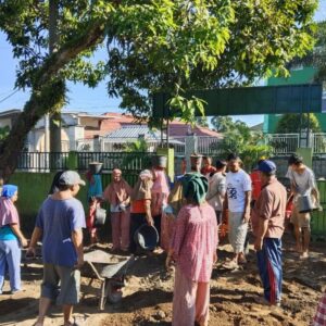 Gotong Royong Babinsa dan Warga Rawat Pemakaman Keramat