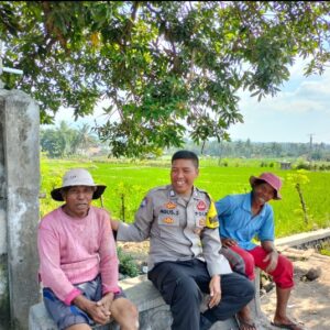 Bhabinkamtibmas Desa Bagik Papan Sampaikan Himbauan Kamtibmas dan Program Ketahanan Pangan kepada Warga