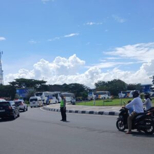 Prioritas Jalur Haji: Aksi Sigap Personel Polres Lombok Barat Amankan Rombongan di Bundaran GMS