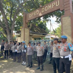 POLRES DOMPU AMANKAN AKSI MAY DAY, PENDEKATAN HUMANIS JAGA SITUASI TETAP KONDUSIF