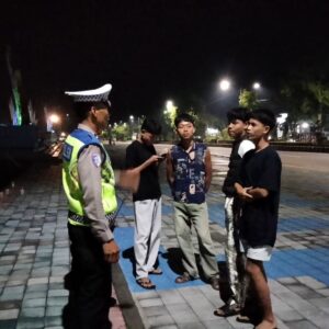 Satlantas Polres Lombok Barat Kepung Jalur Rawan, Pastikan Malam Masyarakat Aman dari Kriminalitas